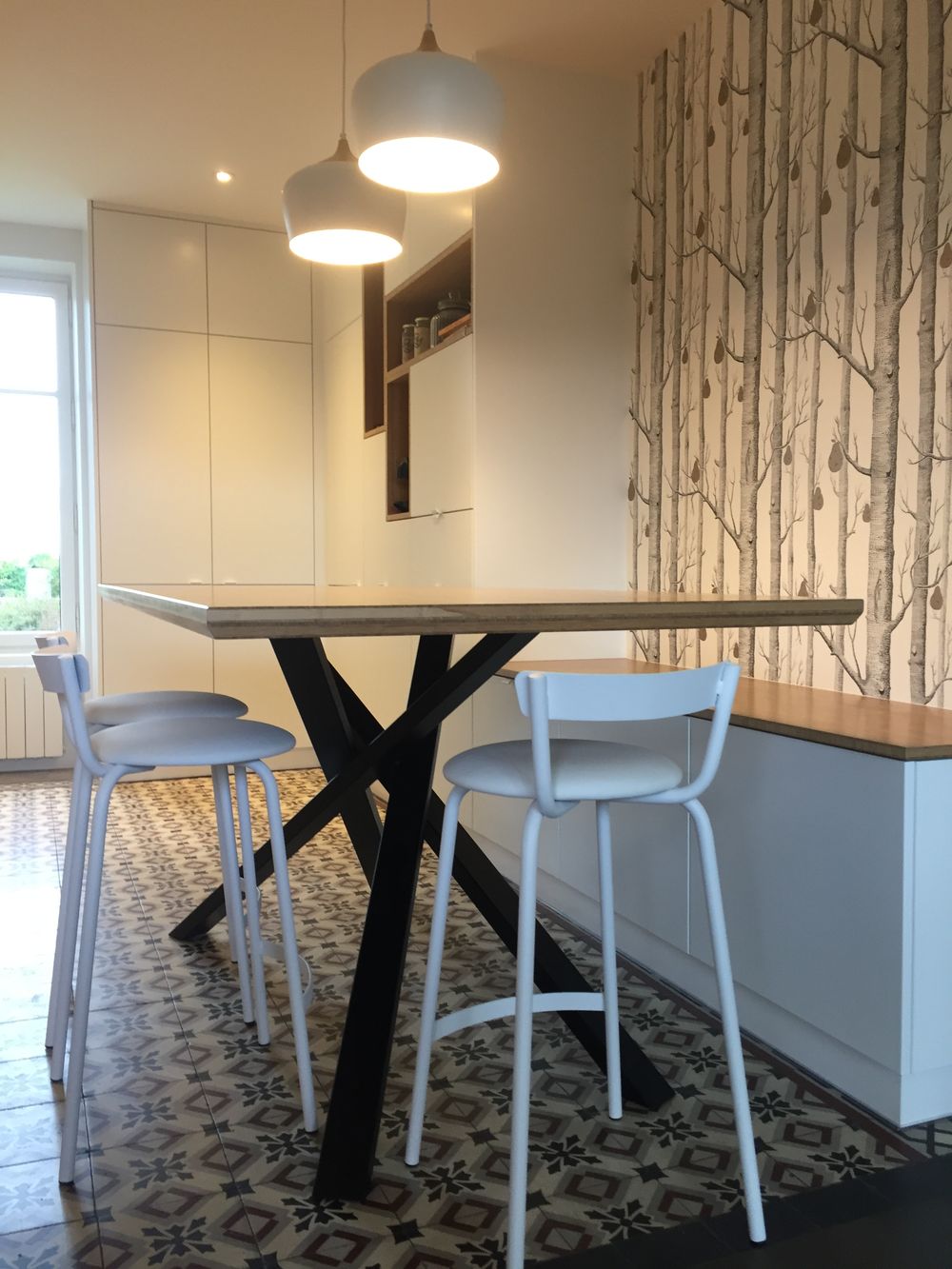 Coin repas sur mesure avec plateau et rangements en chêne clair