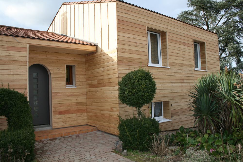 Maison entièrement habillée d'un bardage bois clair à claire-voie