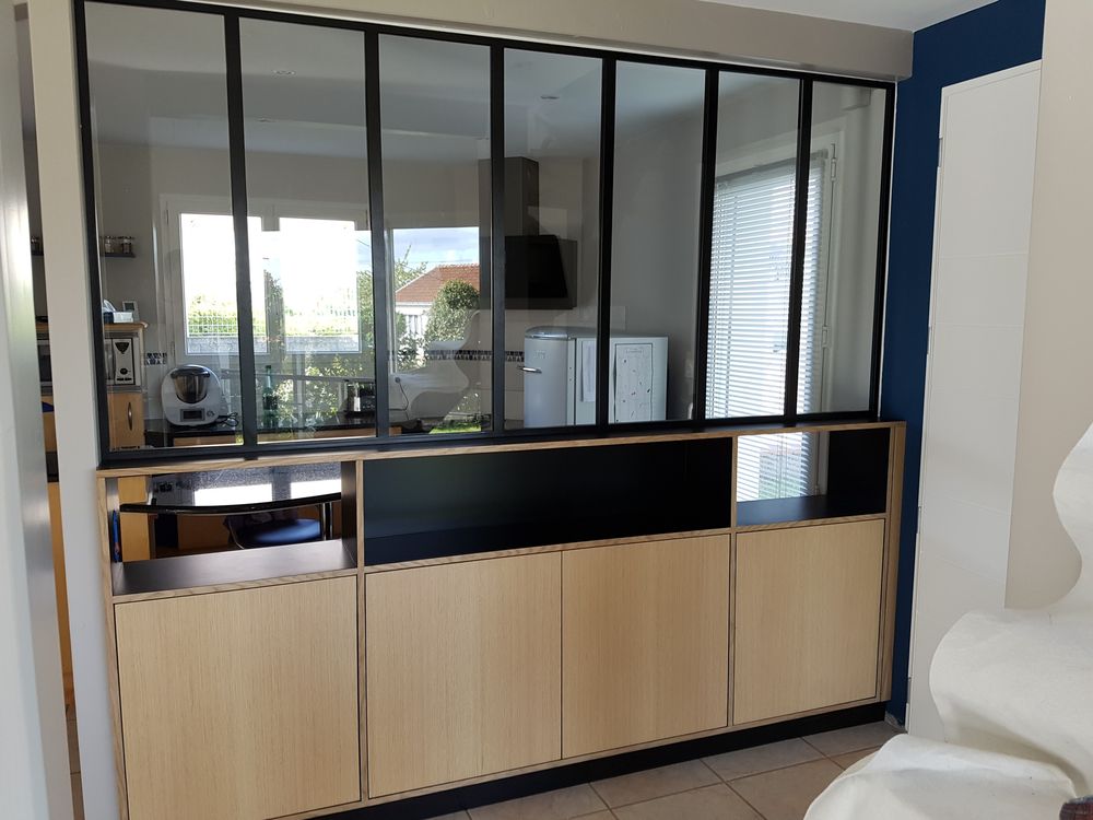 Cuisine avec verrière et meubles bois installée devant un mur en pierre