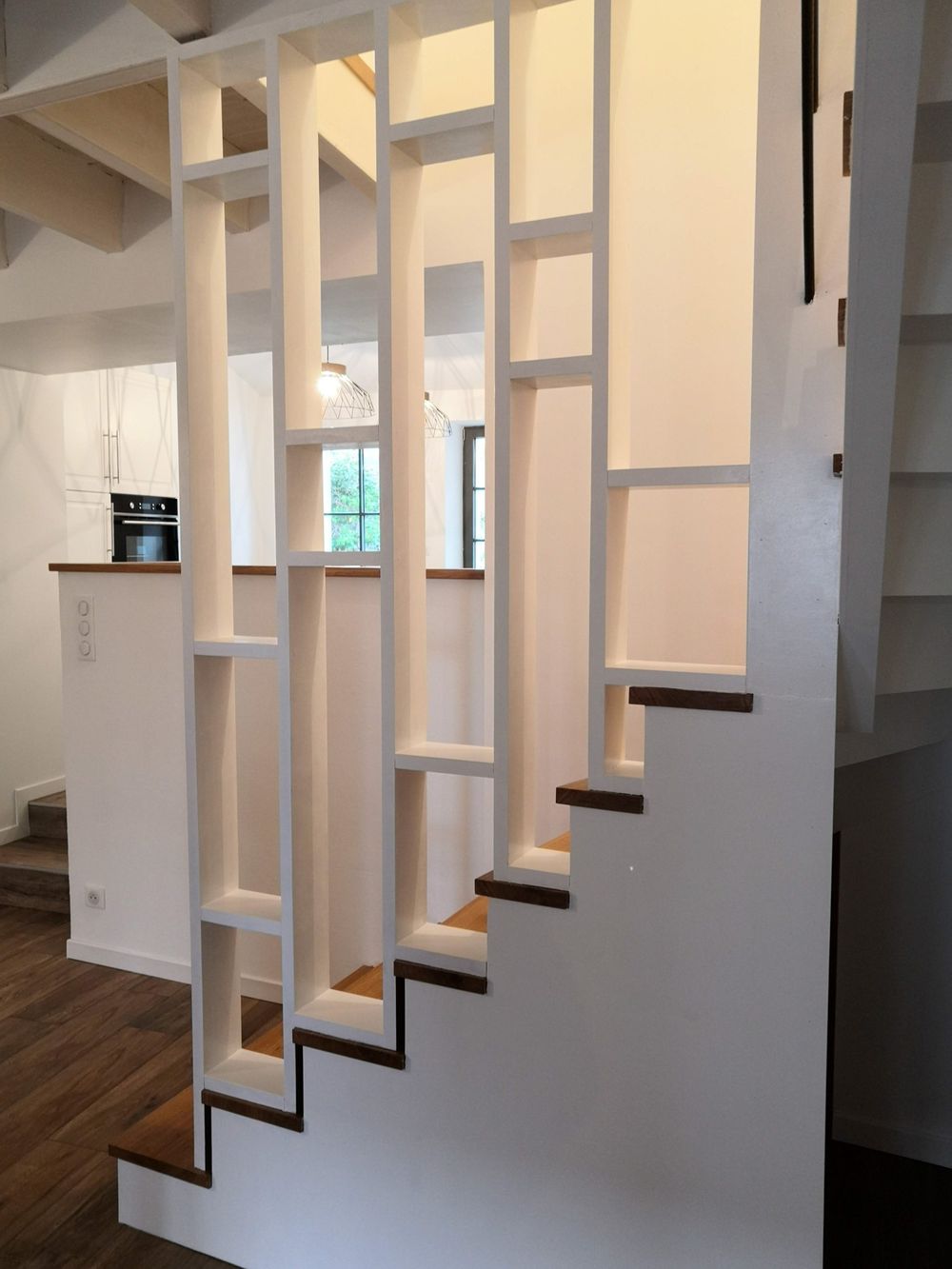 Escalier bois à limon blanc et marches en chêne dans une cage claire