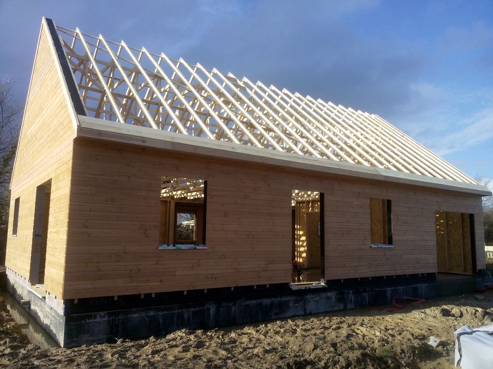 Bâtiment en ossature bois en chantier, chevrons de toiture posés