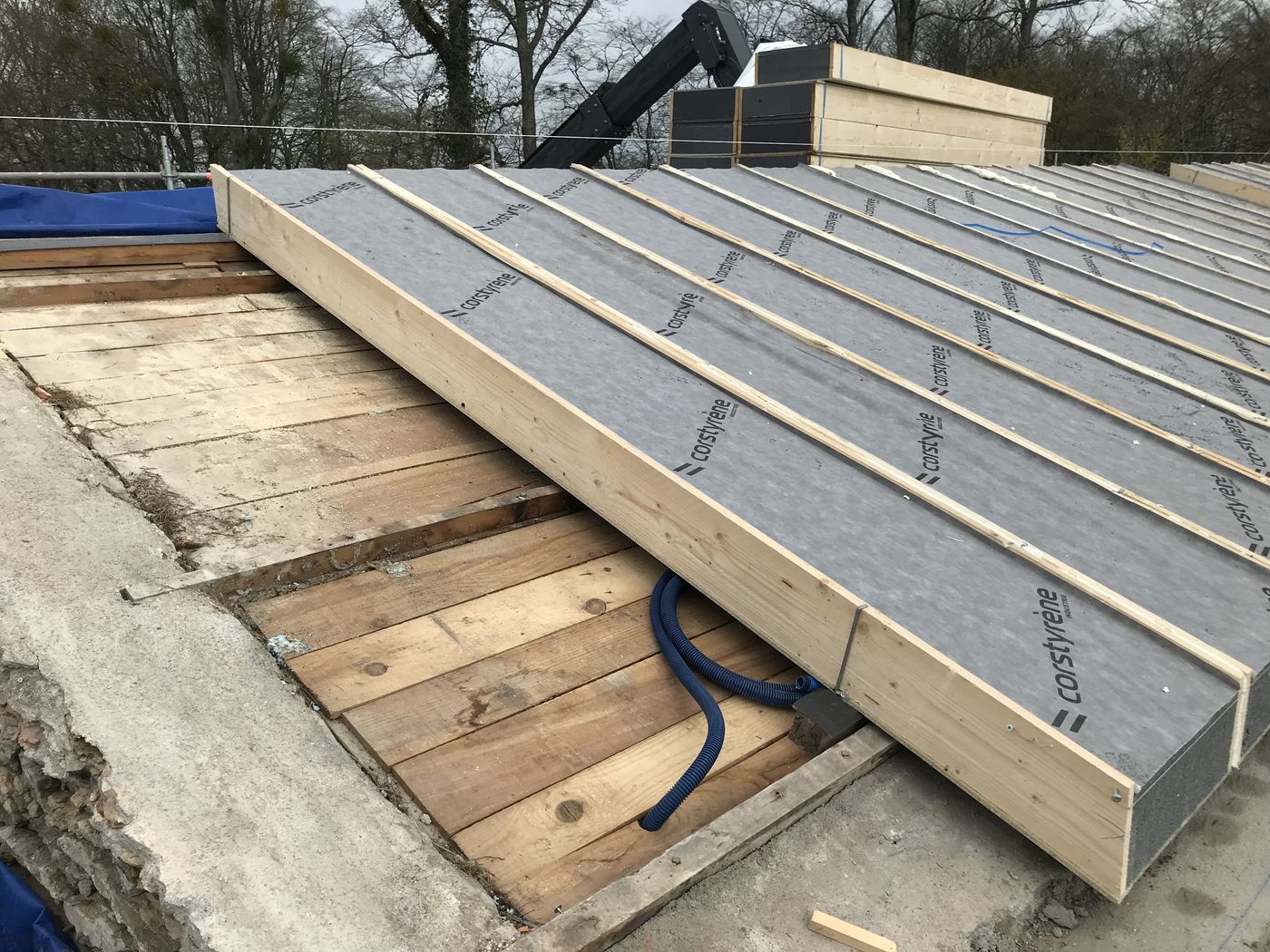 Chantier de sarking : panneaux isolants posés sur la charpente avant couverture